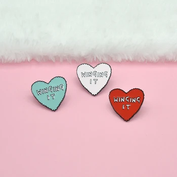Cartoon 3 farba biela/červená/zelená láska WINGING TO v tvare srdca text pin mužov a žien kovové odznak punk oblečenie klope príslušenstvo